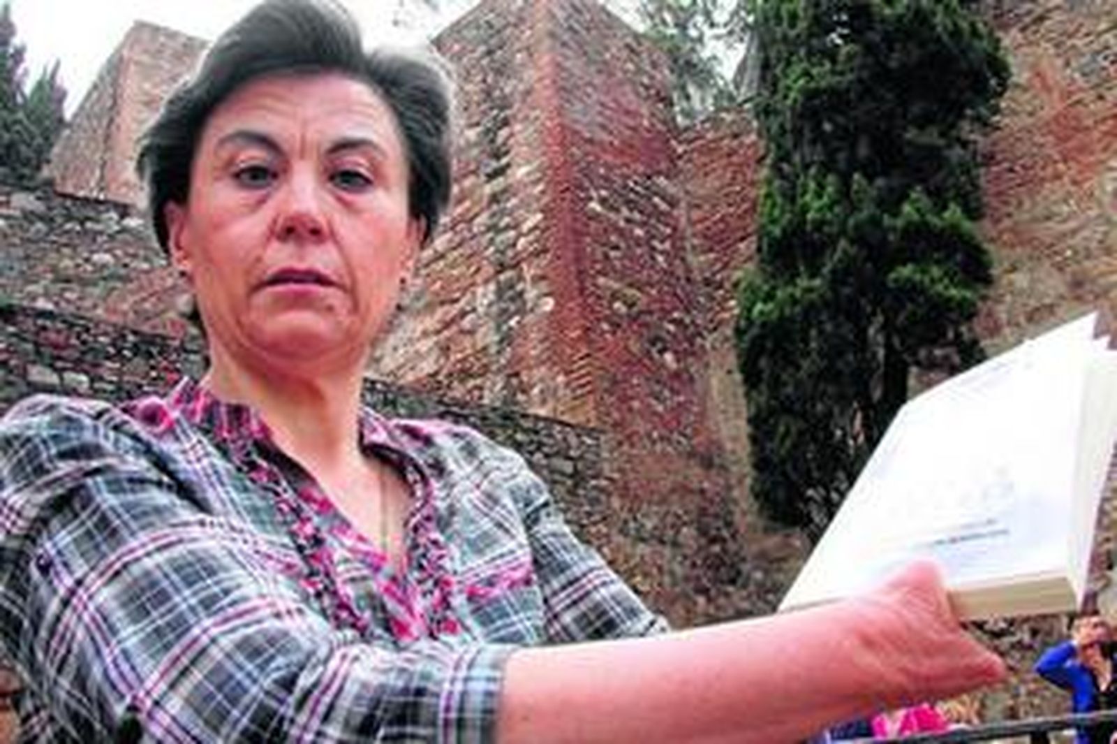 Matilde Ruiz sosteniendo, el pasado viernes, el libro 'Oscuro remedio', que cuenta los orígenes del escándalo de la talidomida.