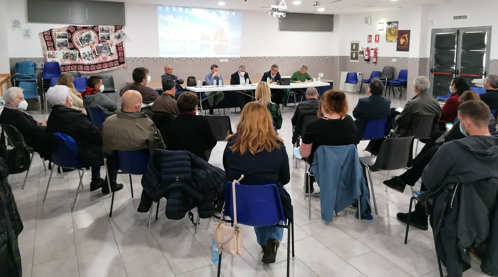Vista de la mesa redonda de Tres Barrios-Amate sobre el problema de la vivienda.