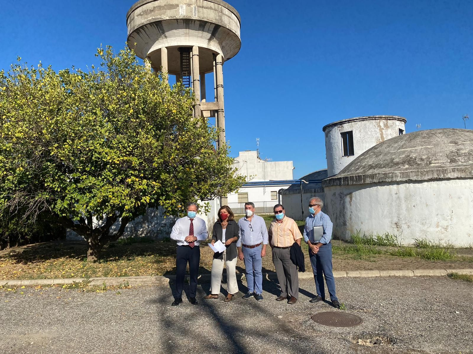 Visita de María Jesús Botella y Salvador Fuentes al terreno del nuevo centro de salud de Villarrubia.