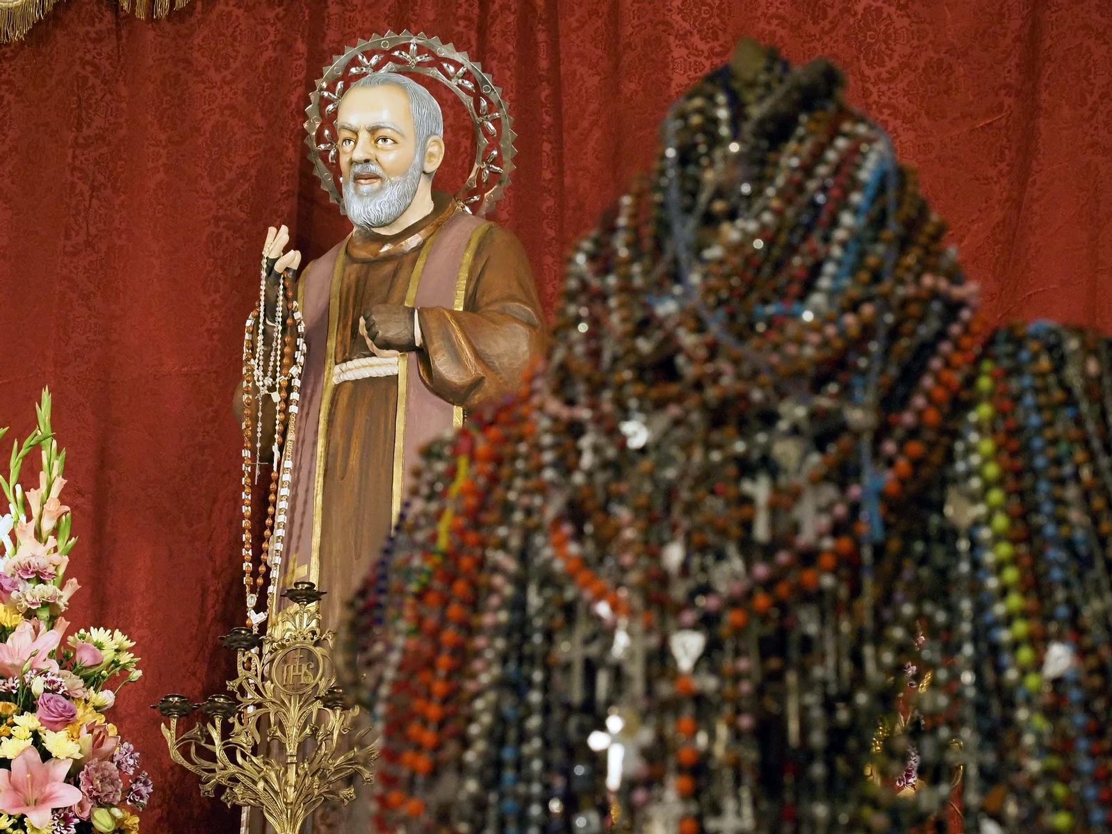 Cada devoto ofrenda un rosario al Padre Pío