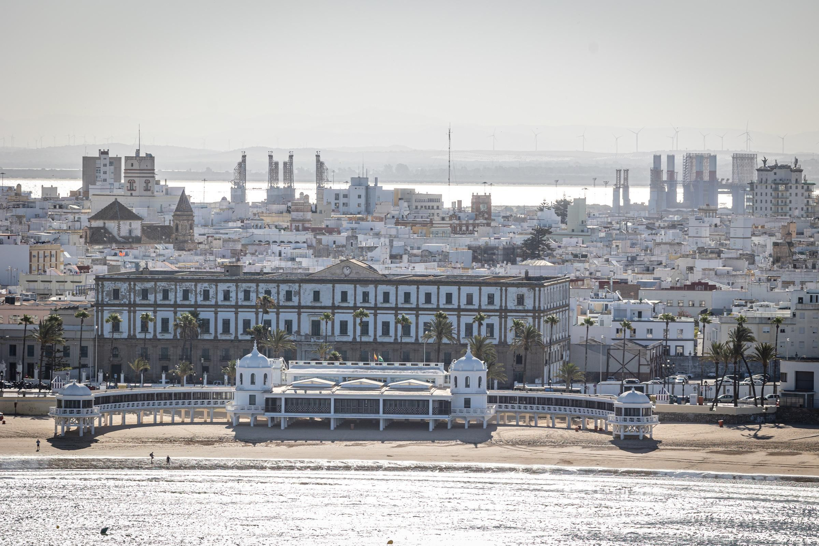 Imágenes del vuelo de despedida de los 'Sea King'  de la Quinta Escuadrilla de la FLOAN de la Armada por la Bahía de Cádiz