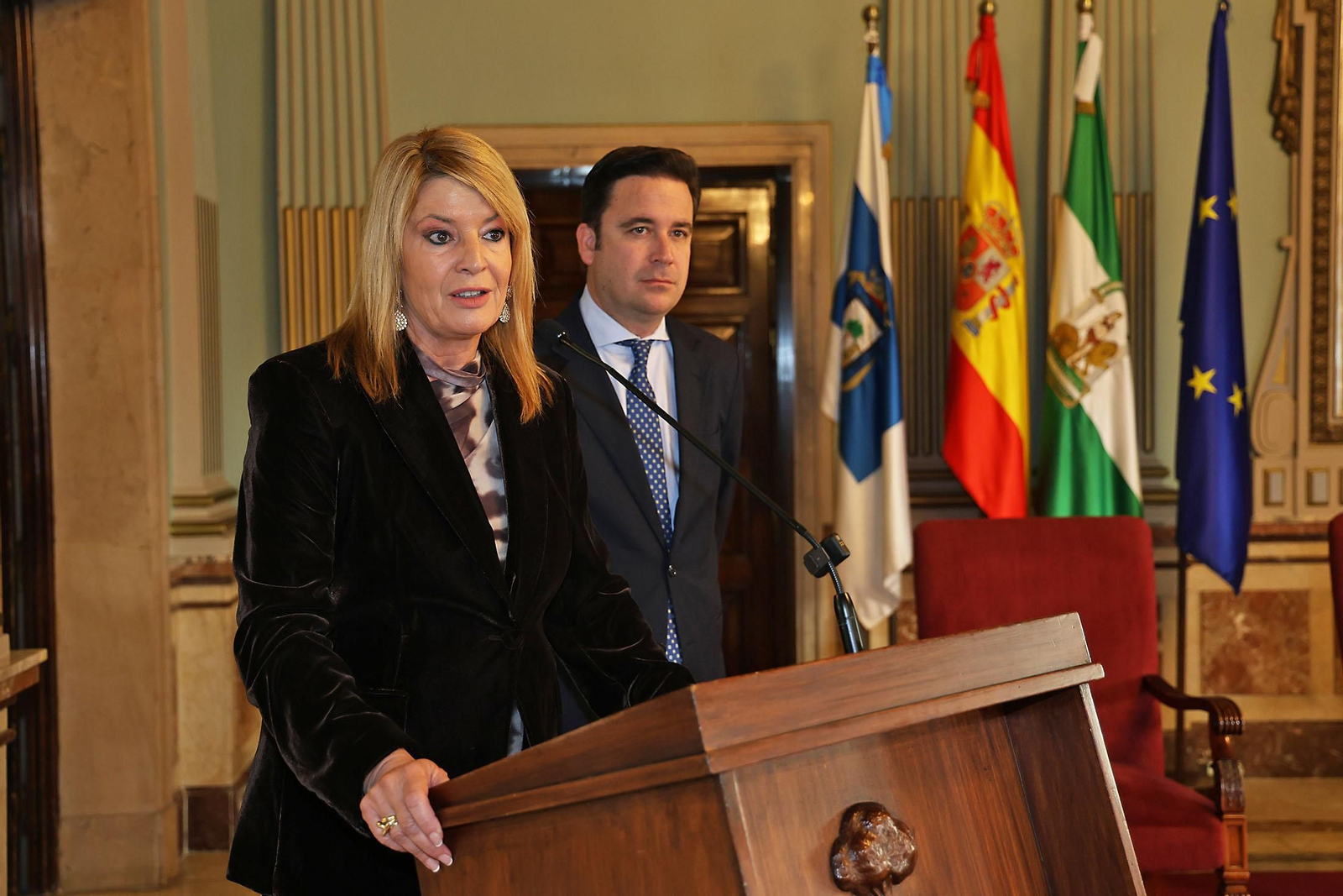 Sus Majestades Los Reyes Magos son coronados en el Ayuntamiento de Huelva