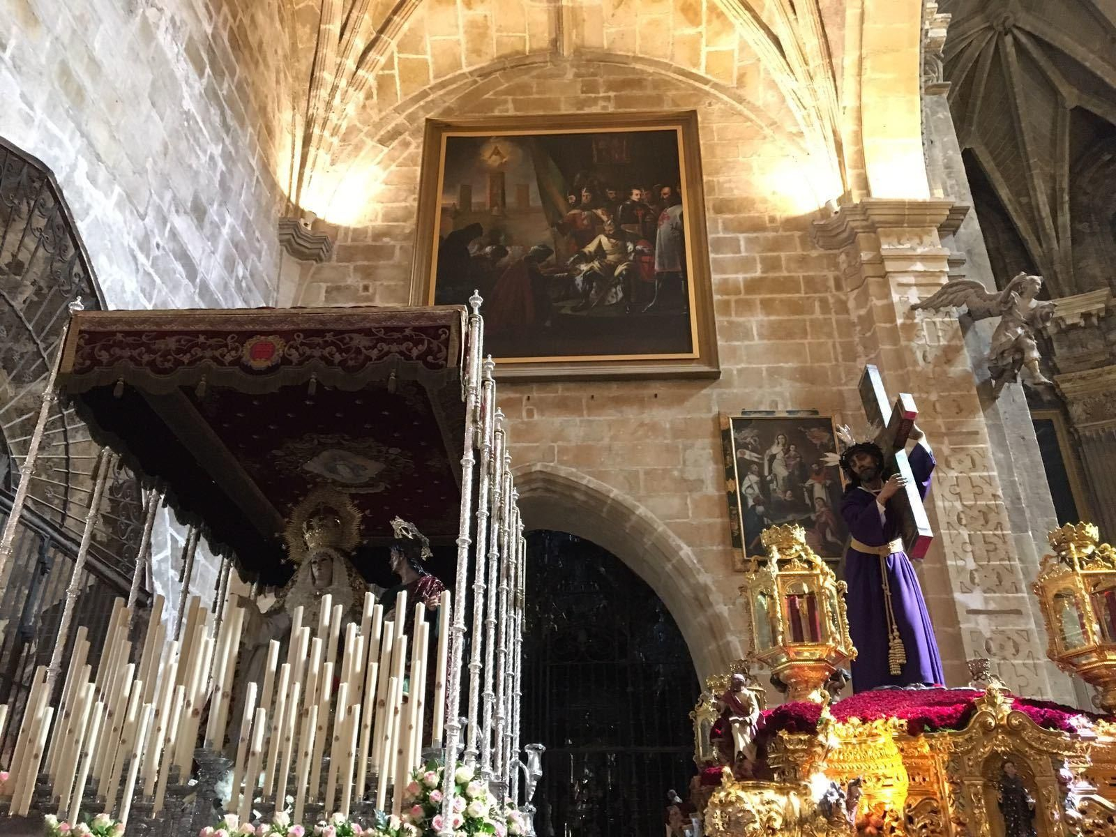 Nazareno y María Santísima de los Dolores no pudieron procesionar y se quedaron en su templo, donde se realizó una ofrenda floral.