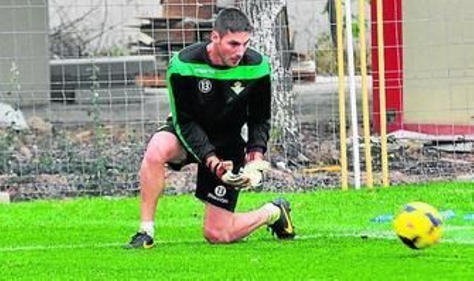 Sara, muy recuperado de su lesión, hizo ayer portería.