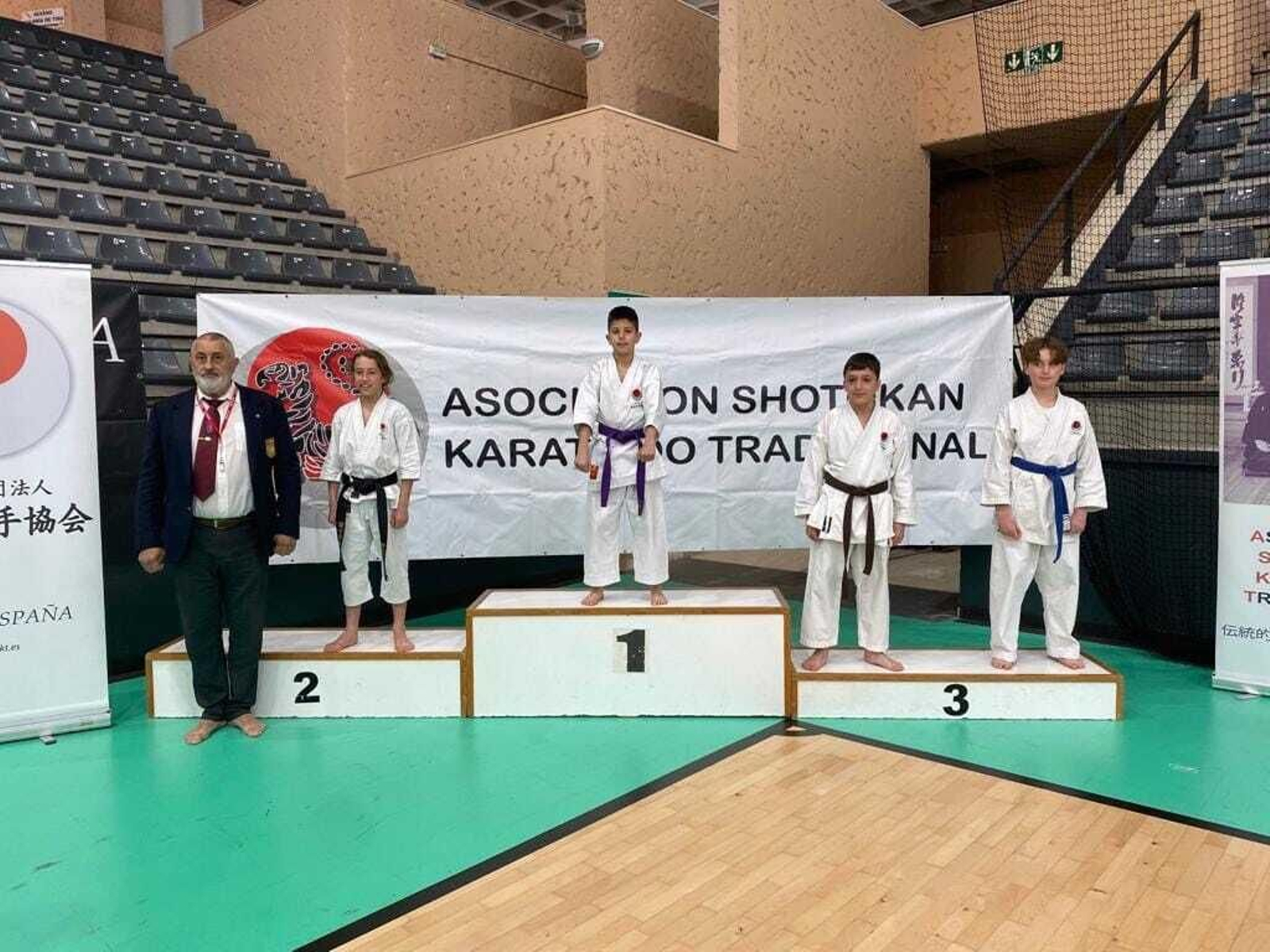 Podio infantil masculino del Campeonato Shotokan celebrado en Bahía Sur.