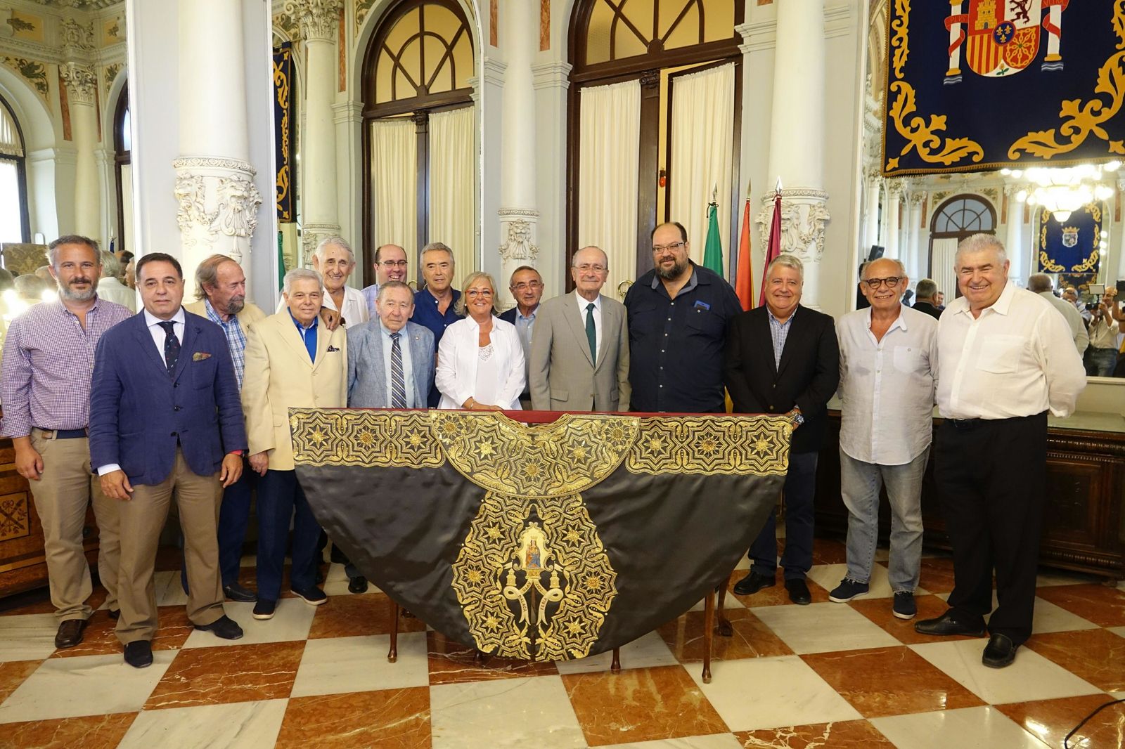 Presentación del capote junto al jurado del premio