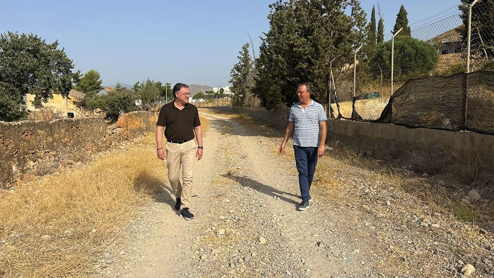 El alcalde ha visitado el camino Cuesta del Calvario.