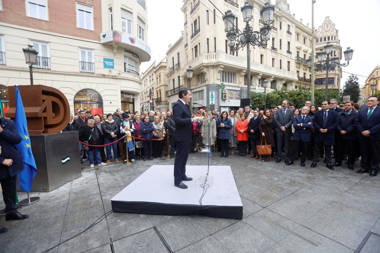 Juanma Moreno inaugura el monumento homenaje al Día de la Bandera de Andalucía en Córdoba, en imágenes