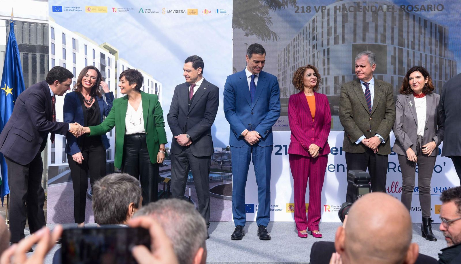 Pedro Sánchez y autoridades preside el acto de entrega de llaves promoción de vivienda pública de alquiler asequible en Sevilla