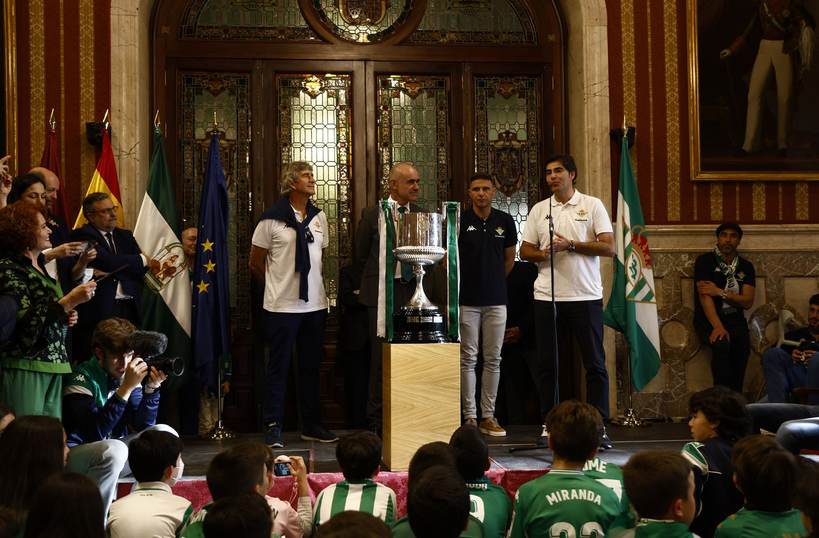 Las imágenes de la celebración del Betis por las calles de Sevilla