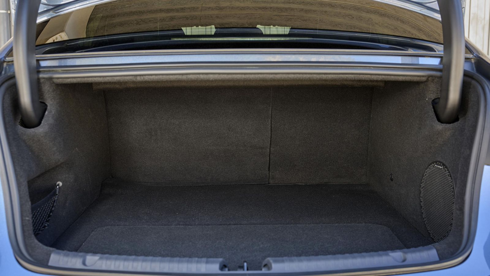 El maletero no tiene una capacidad para tirar cohetes. Da para que cuatro ocupantes, e incluso cinco, puedan llevar sus maletas de cabina sobradamente, pero 403 litros no son muchos.