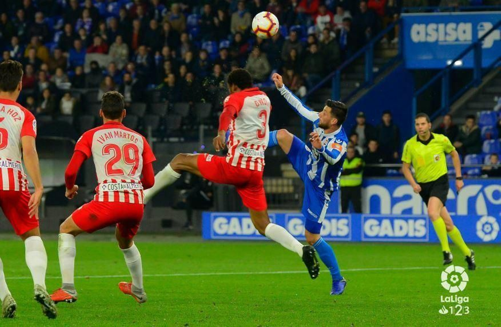 Owona salta con contundencia a por un balón.