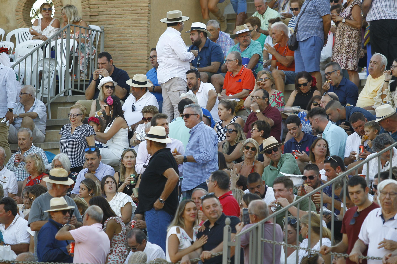 Imágenes de la corrida de toros de la Feria de Vera, con Morante de la Puebla, Emilio de Justo y Pablo Aguado