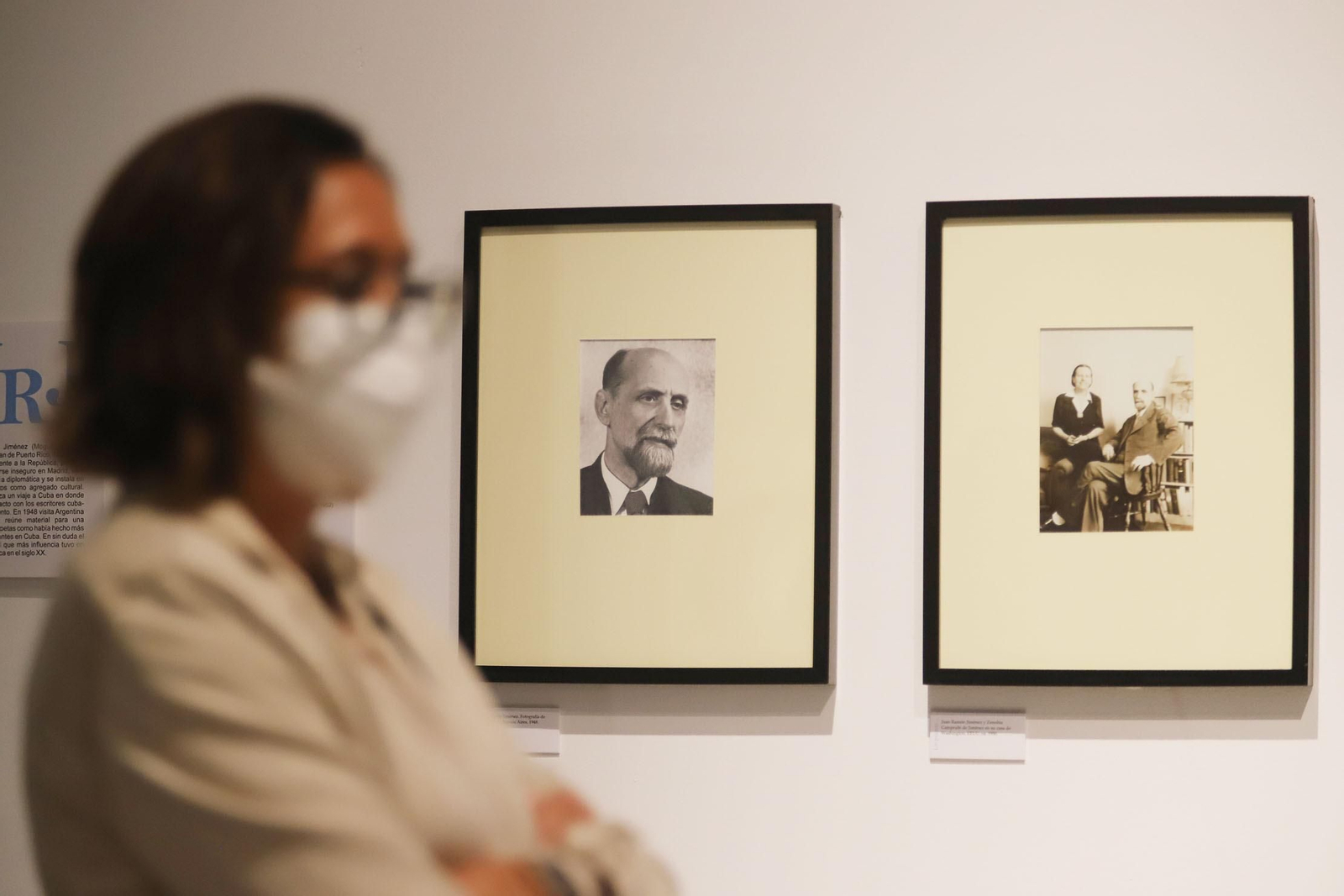 Las imágenes de la inauguración de la exposición 'Los Nuestros. Un puente de palabras'en el Comercial