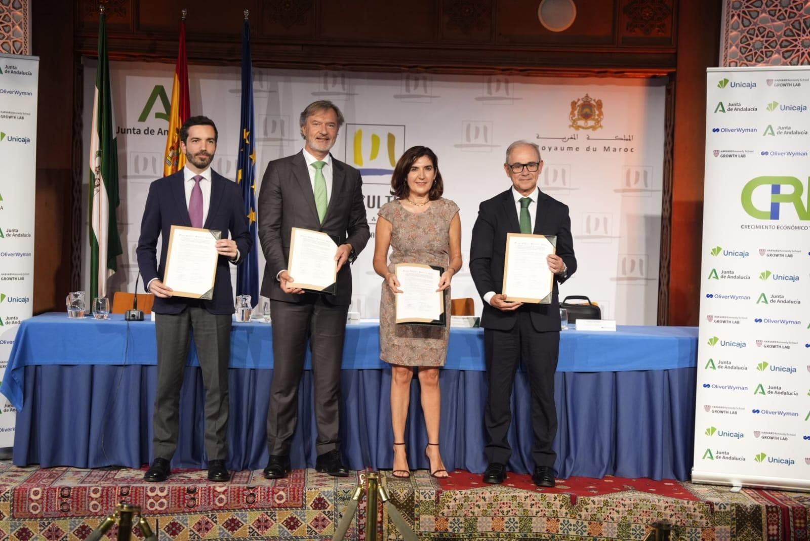 El director de Gobierno e Instituciones Públicas de la Universidad de Harvard, Gonzalo Arana; el presidente de Oliver Wyman para España y Portugal, Pablo Campos; la consejera de Empleo, Empresa y Trabajo Autónomo de la Junta de Andalucía, Rocío Blanco, y el CEO de Unicaja, Isidro Rubiales. El director de Gobierno e Instituciones Públicas de la Universidad de Harvard, Gonzalo Arana; el presidente de Oliver Wyman para España y Portugal, Pablo Campos; la consejera de Empleo, Empresa y Trabajo Autónomo de la Junta de Andalucía, Rocío Blanco, y el CEO de Unicaja, Isidro Rubiales.