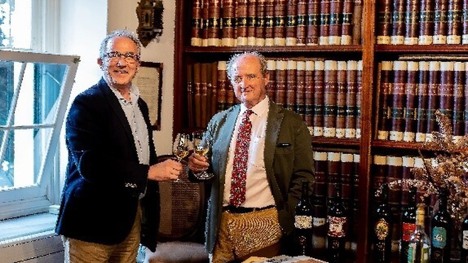 Rebuelta y Jiménez brindan tras la donación.