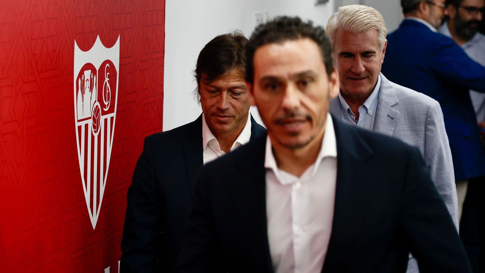 Matías Almeyda en su presentación entre el presidente Del Nido Carrasco y el director deportivo Antonio Cordón.