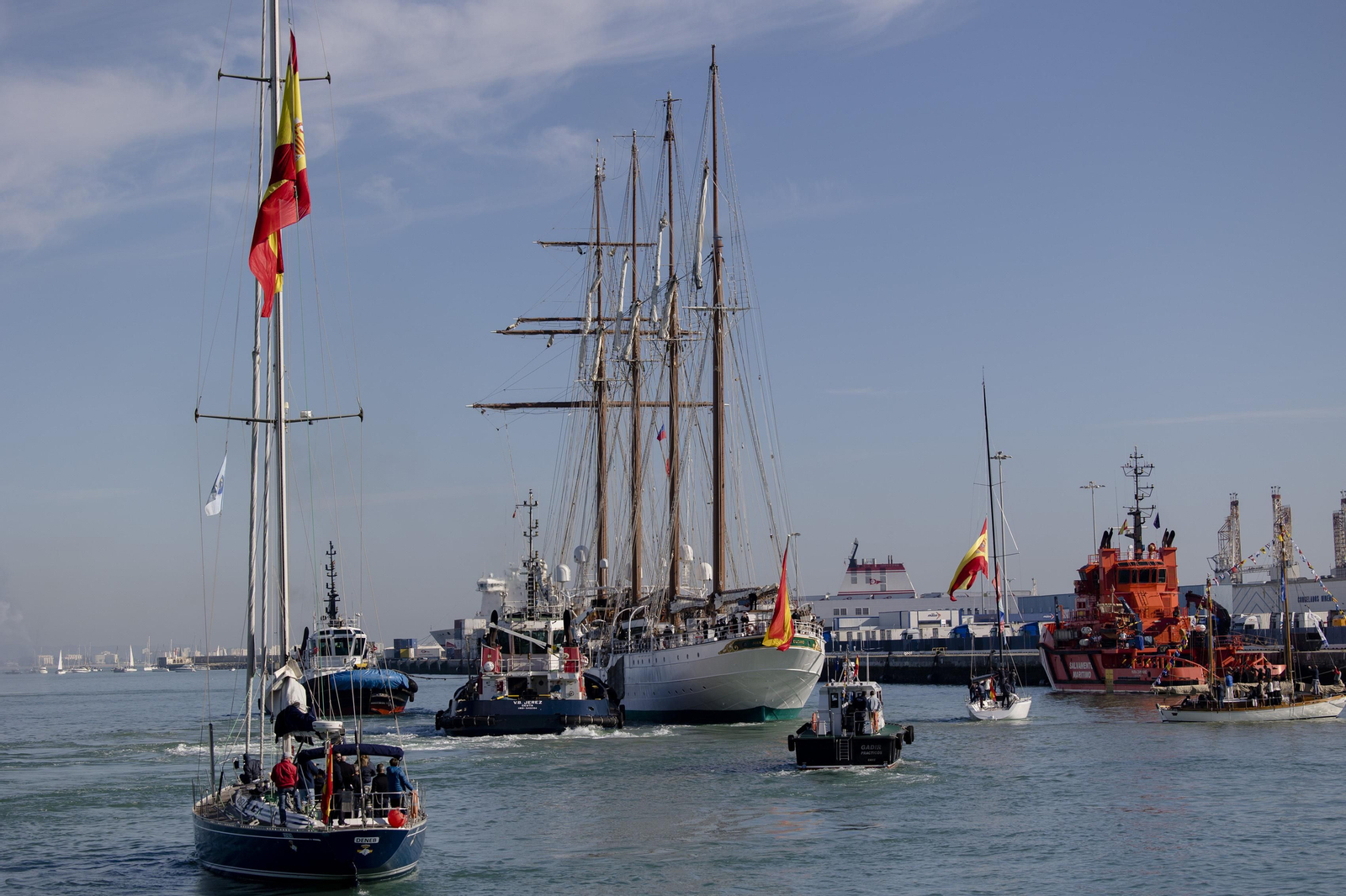 Las imágenes de la salida del buque  "Juan Sebastián de Elcano" del muelle de Cádiz.