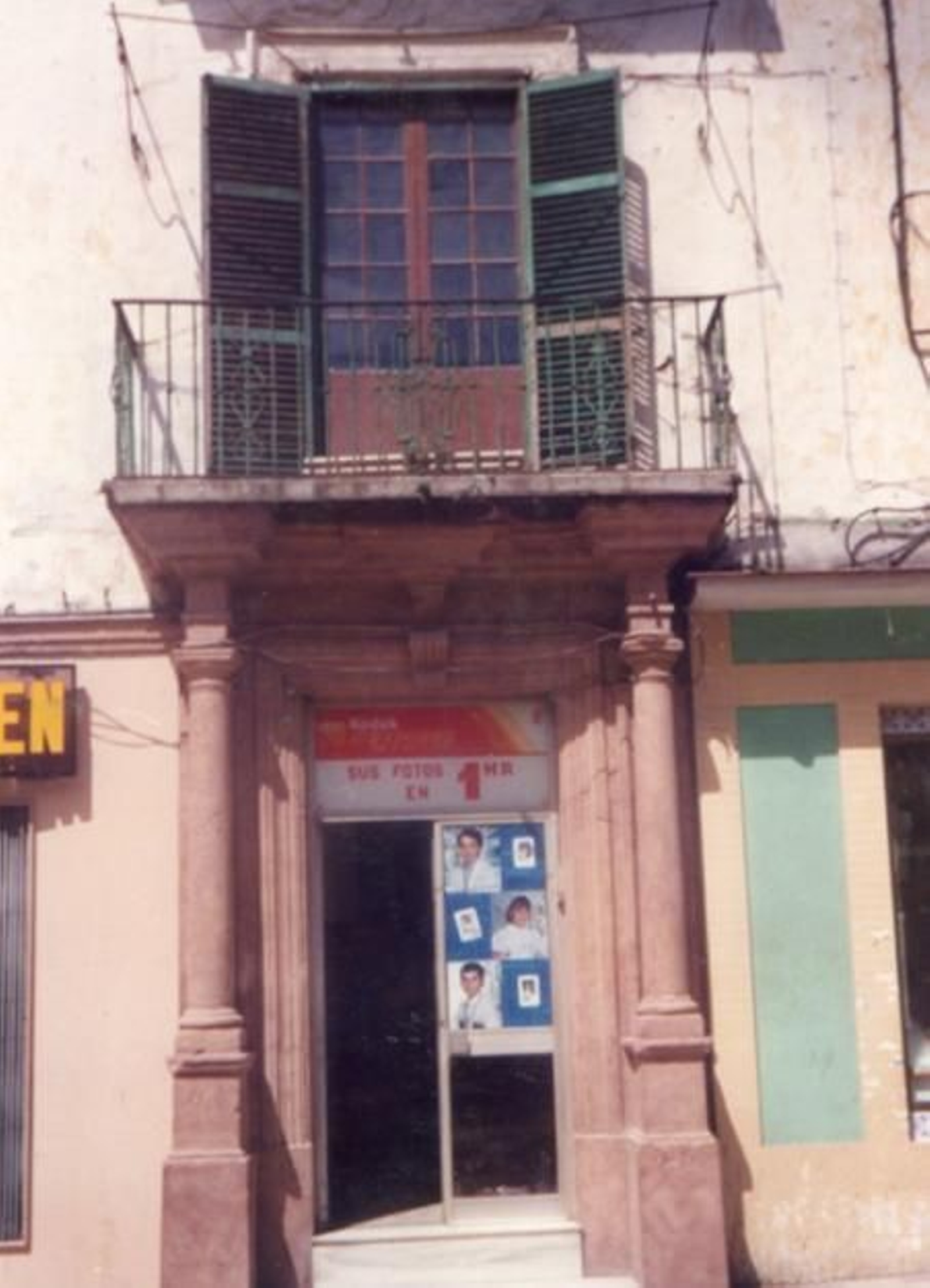 Portada del nº 8 de la calle General Castaños, la mansión más notable de Algeciras.