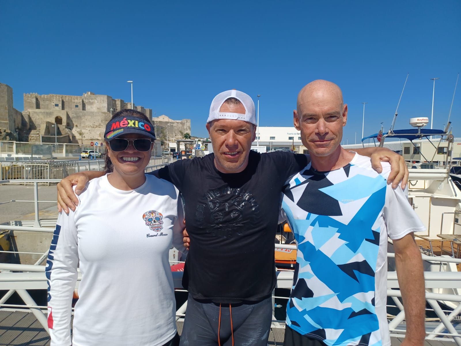 Los tres nadadores que han cruzado el Estrecho este lunes.