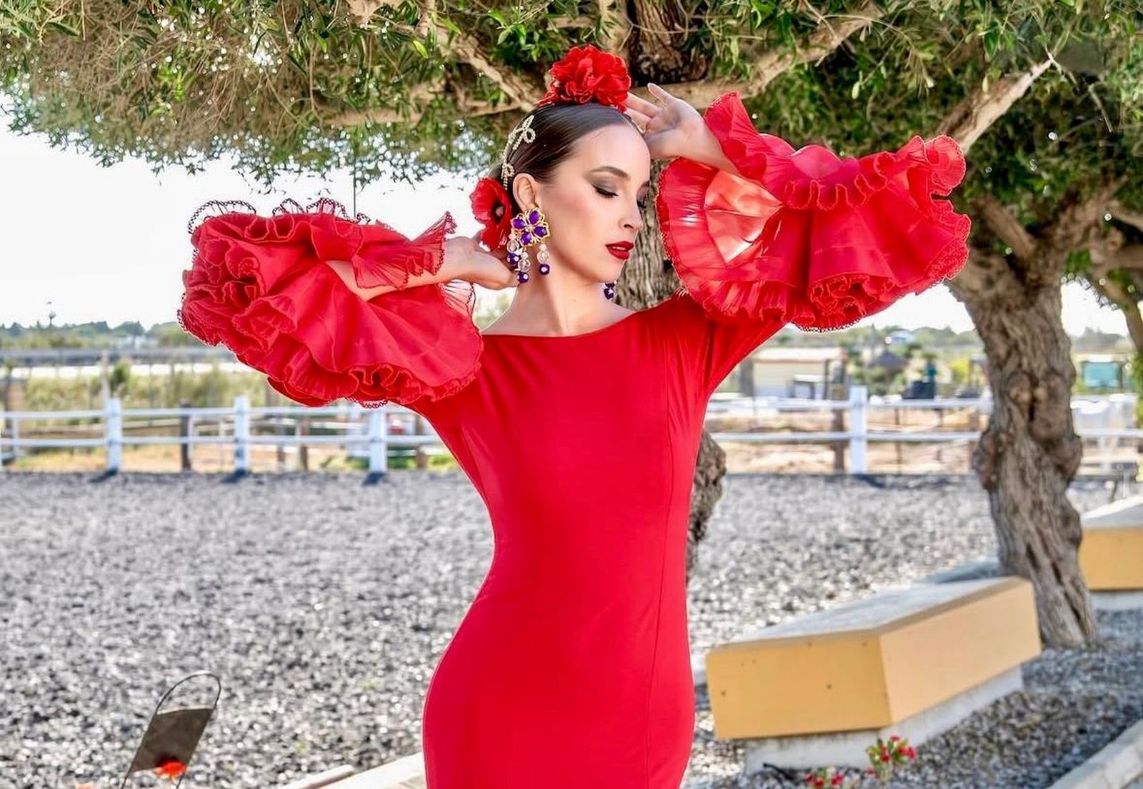 La modelo Laura Dowell Ballesta, flamenca elegante con vestido rojo de Erika Hernández.