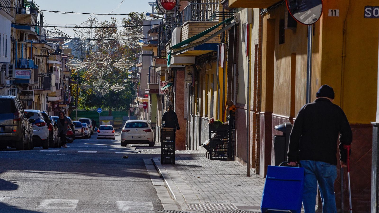Un hombre lleva su compra en un carro, la mañana del jueves en Palmete.