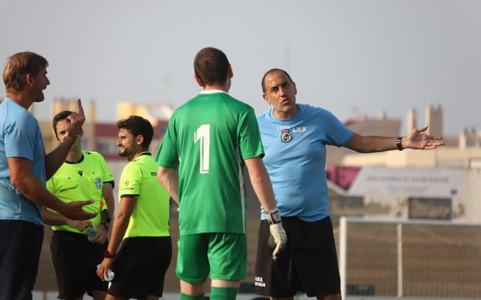 Romerito conversa con el meta Mateusz Kania durante el amistoso del sábado con El Ejido
