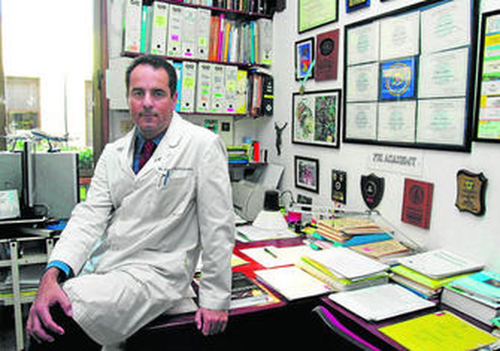 José Antonio Lorente, en su despacho de la Universidad de Granada.