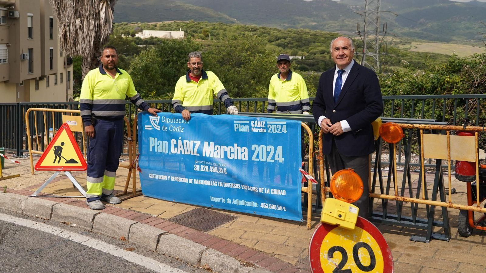 José Ignacio Landaluce, esta semana, "supervisando" la colocación de barandillas en el barrio de San Bernabé.