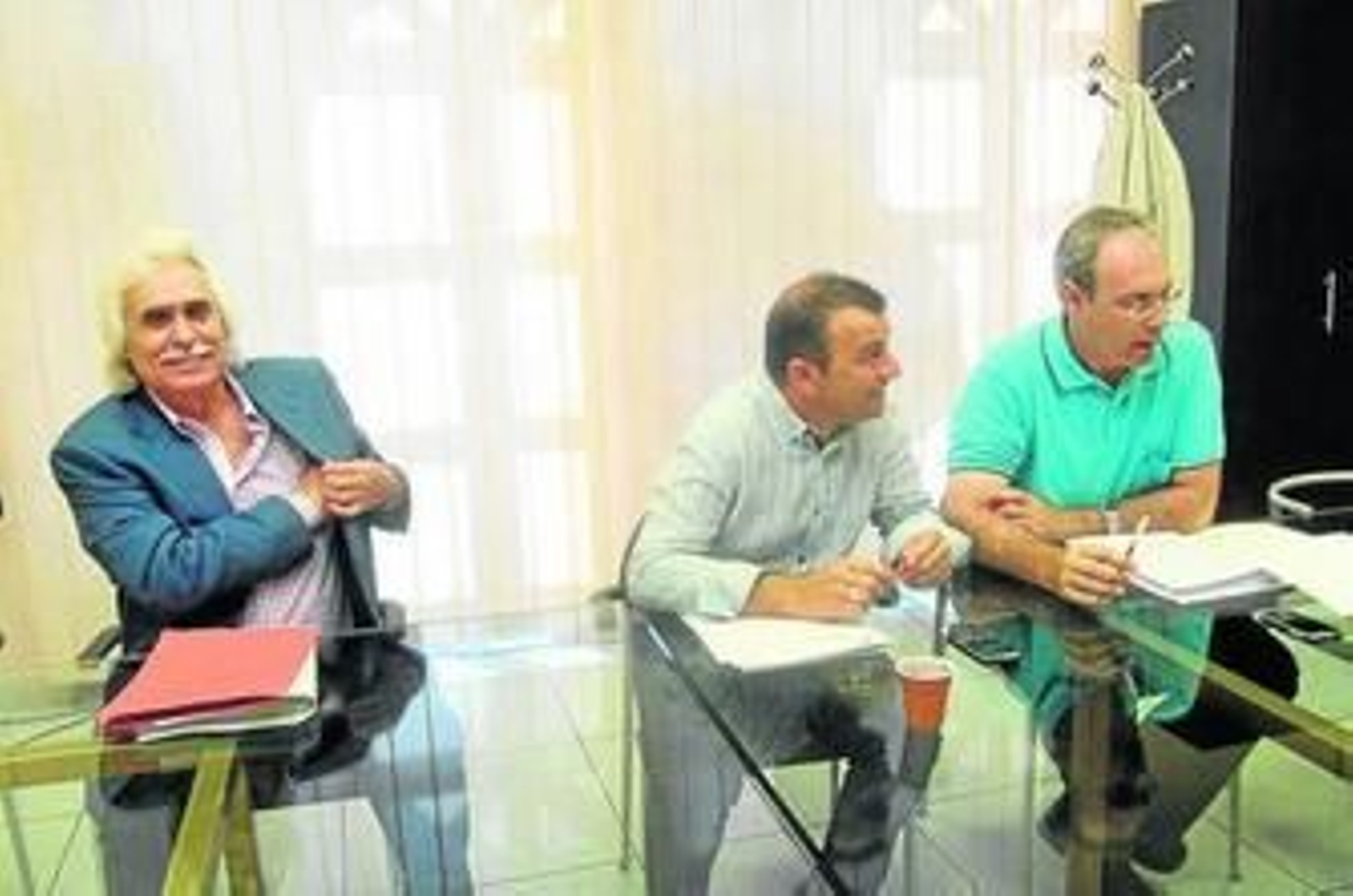 Rafael Gómez, en el consejo rector, con Francisco Tejada y Juan Pablo Durán. Rafael Gómez, en el consejo rector, con Francisco Tejada y Juan Pablo Durán.