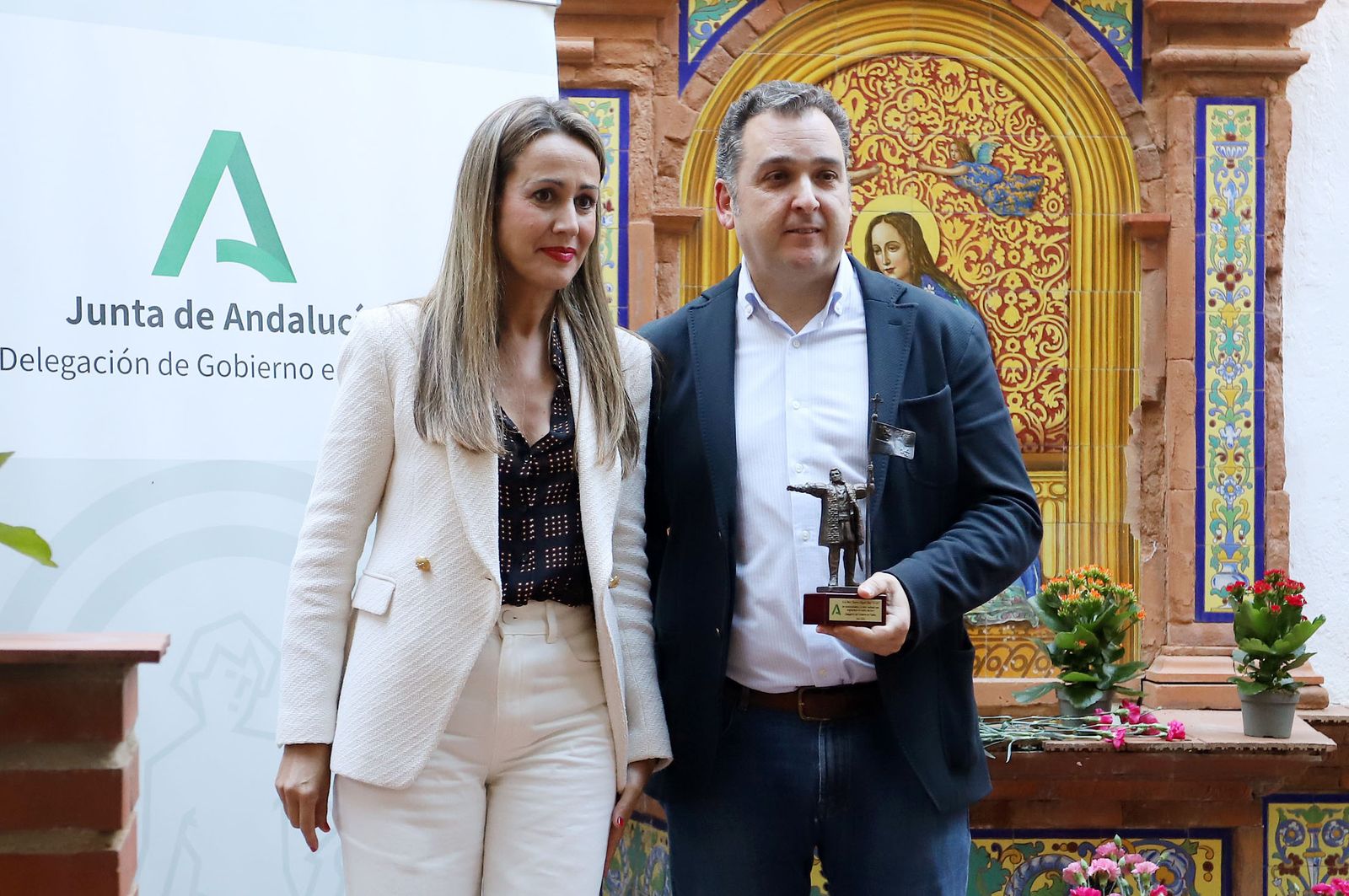 Imágenes del homenaje a 16 peñas taurinas de Huelva