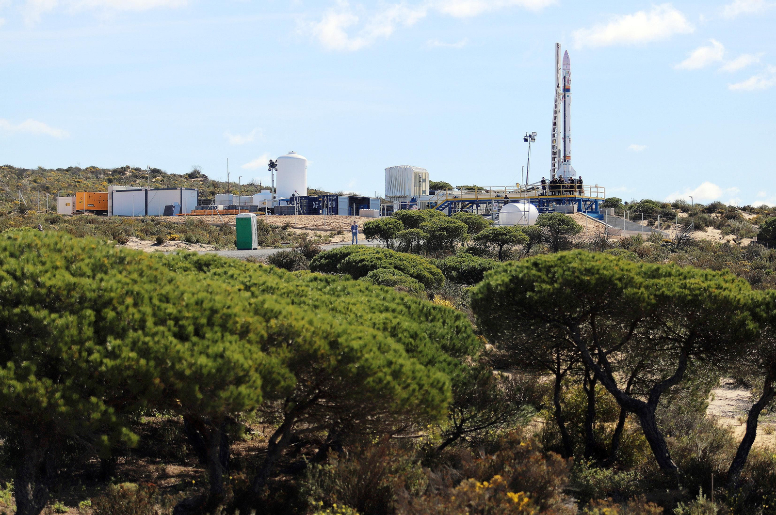 Imágenes de Pedro Sánchez en su visita al cohete Miura en la base espacial en Huelva