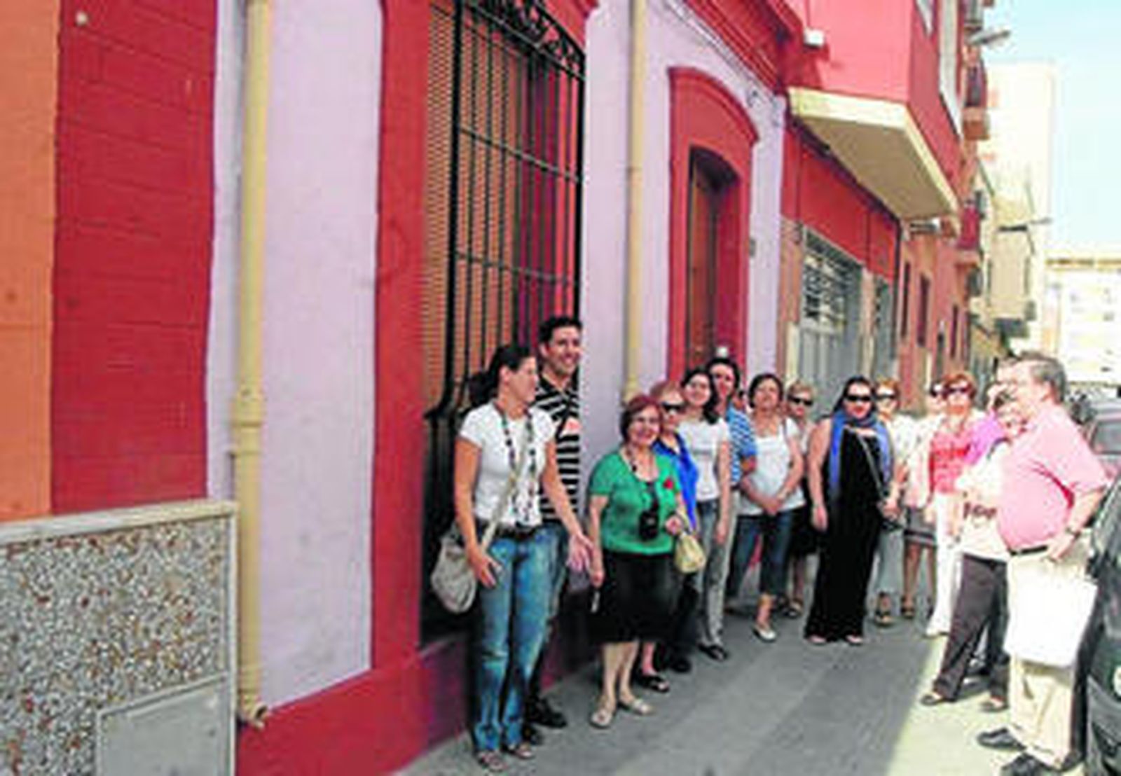 Antonio Sevillano junto a las personas que participaron en la visita a las puertas de la casa de María Enciso.