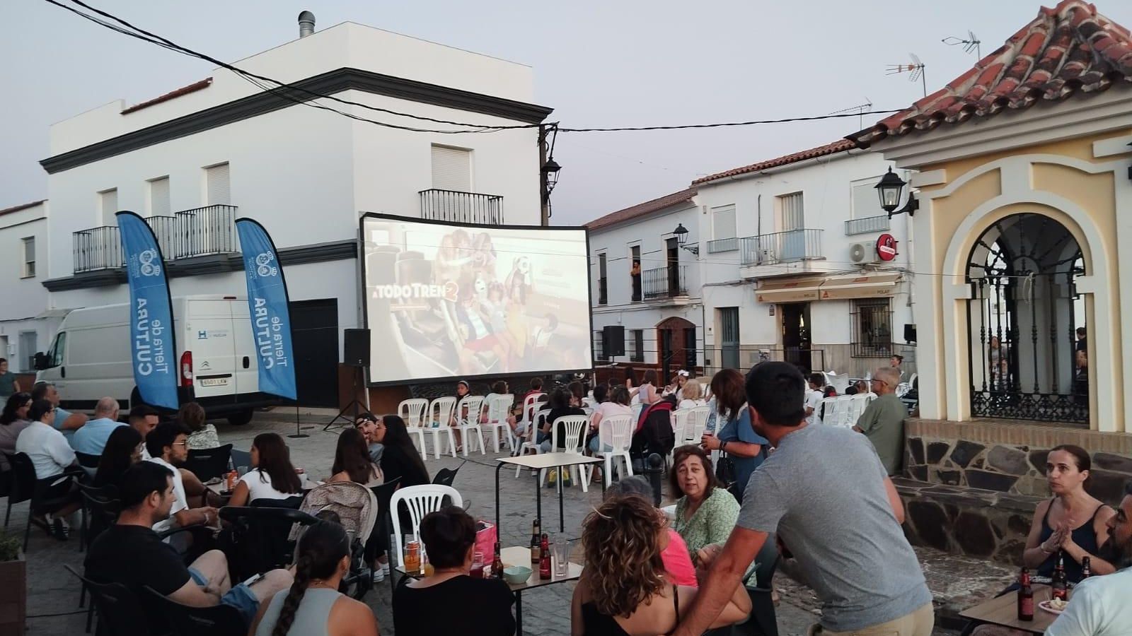 Cine de verano en Santa Bárbara de Casa.