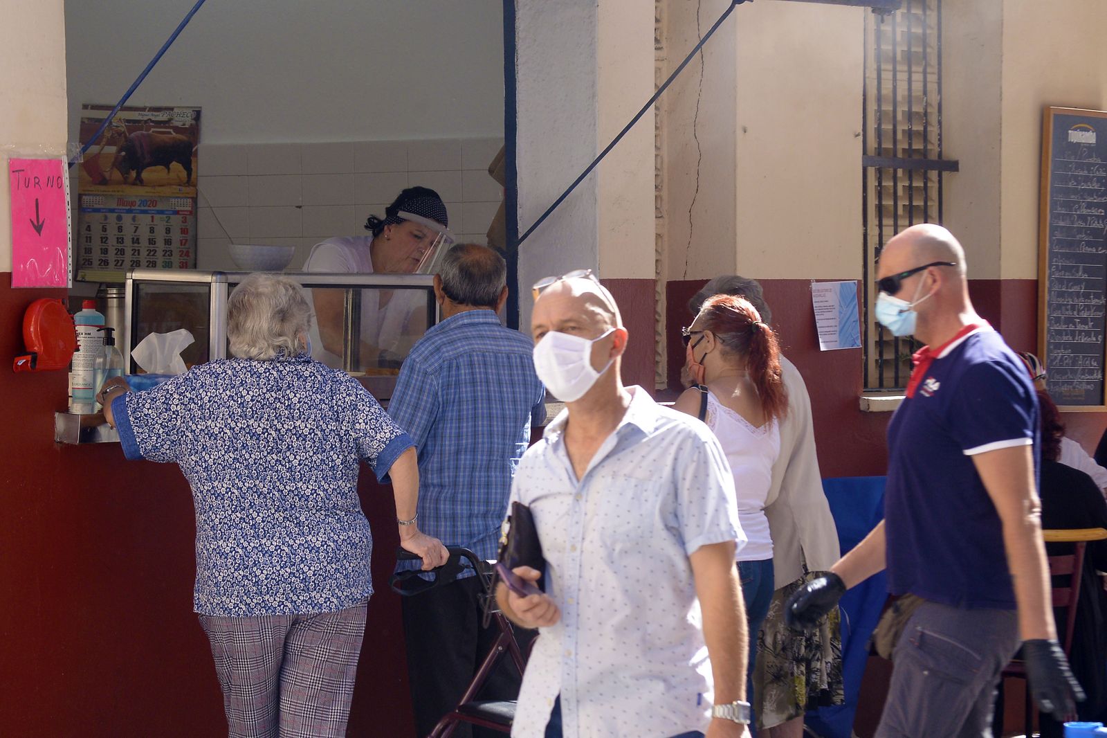 Fotos de gente con mascarillas en La Linea