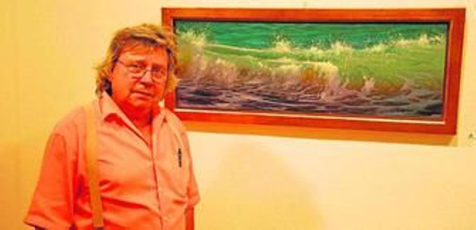 El pintor valverdeño Ignacio Alcaría, en  el salón de exposiciones Pintor José Caballero de Punta Umbría.