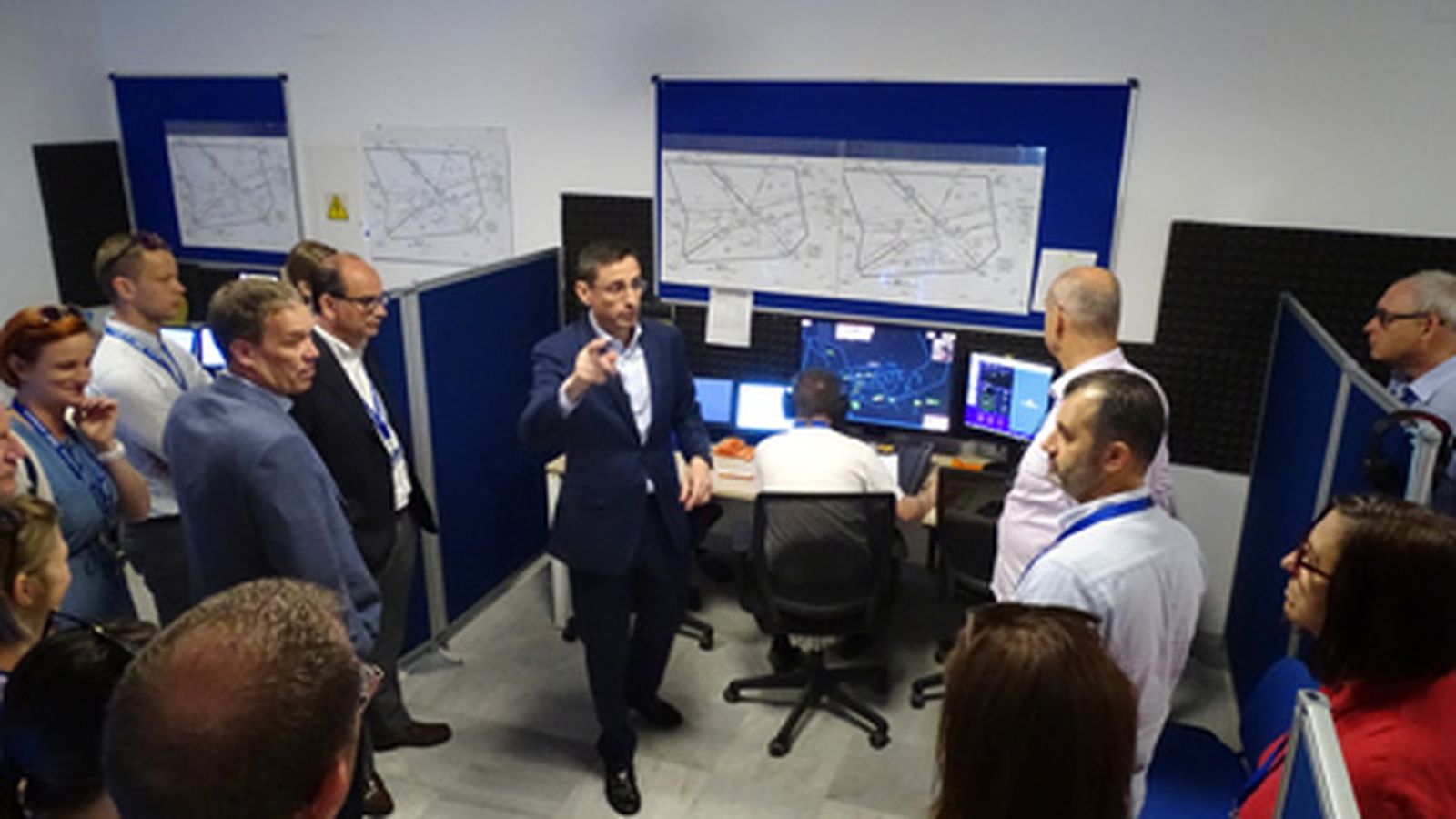 Miguel Caparrós, jefe de formación de ATC, muestra los nuevos simuladores de radar a los invitados.