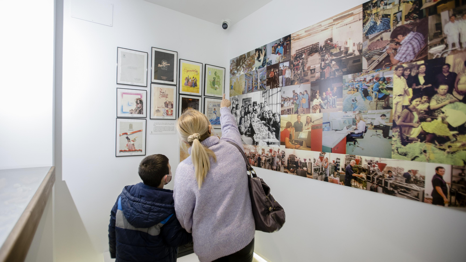 Cuatro generaciones: nieta y tataranieto del  creador de Muñecas Marín visitan la exposición en su nueva ubicación.