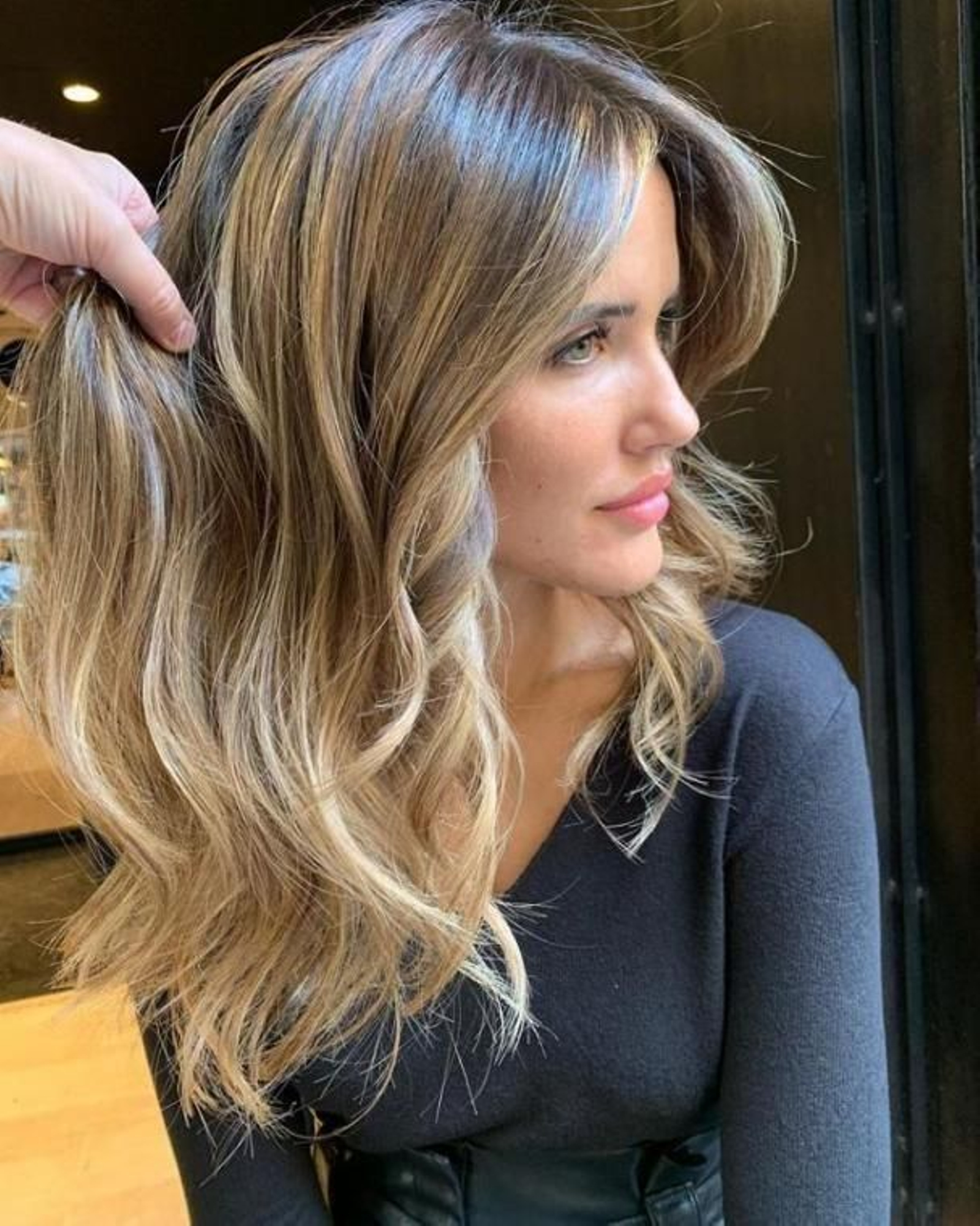 Mechas en un tono rubio dorado. Mechas en un tono rubio dorado.