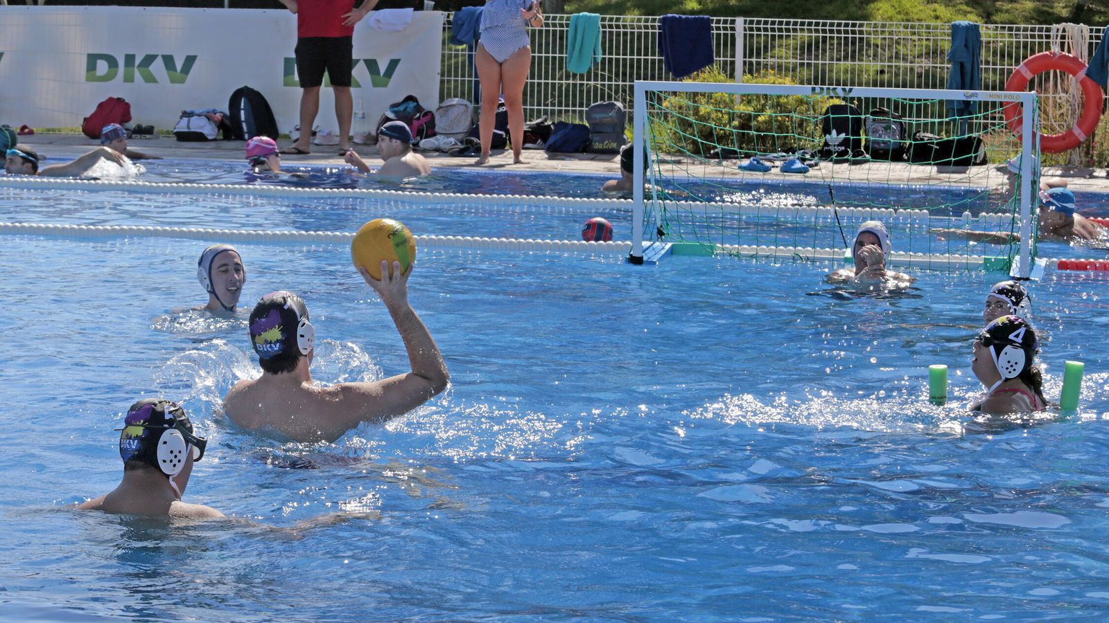 Los participantes en la actividad demostraron sus habilidades en la piscina.