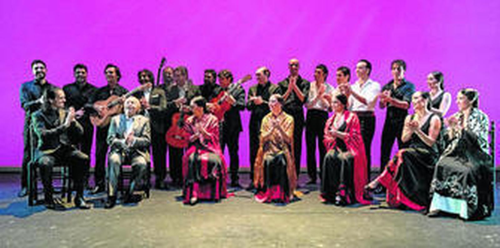 Juan Peña, 'El Lebrijano', canta ante la admiración de sus compañeros de escena en el emocionante espectáculo que promocionó la Bienal en el Sadler's Wells.