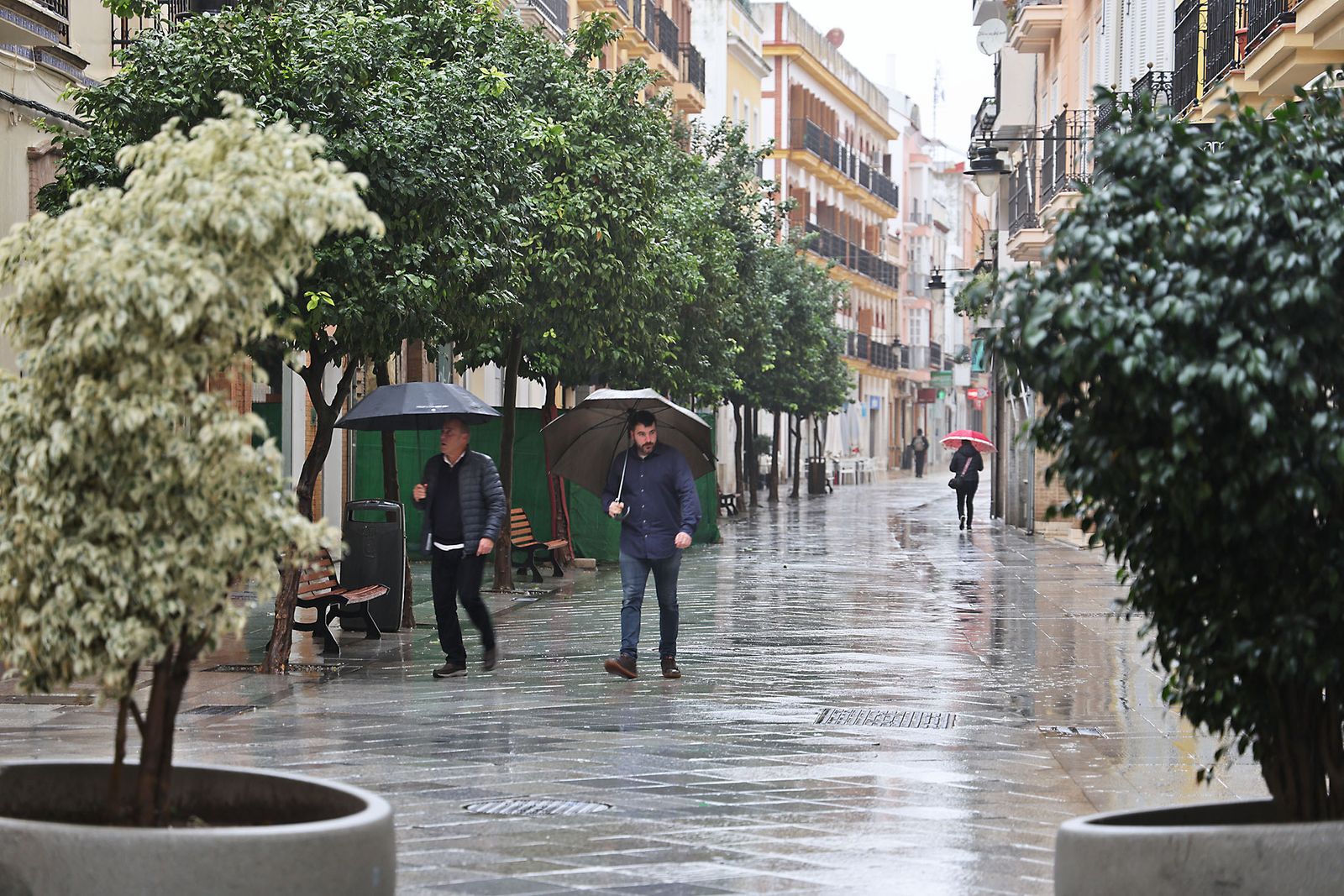 Intensas lluvias y calles desiertas en Huelva por la borrasca Marta