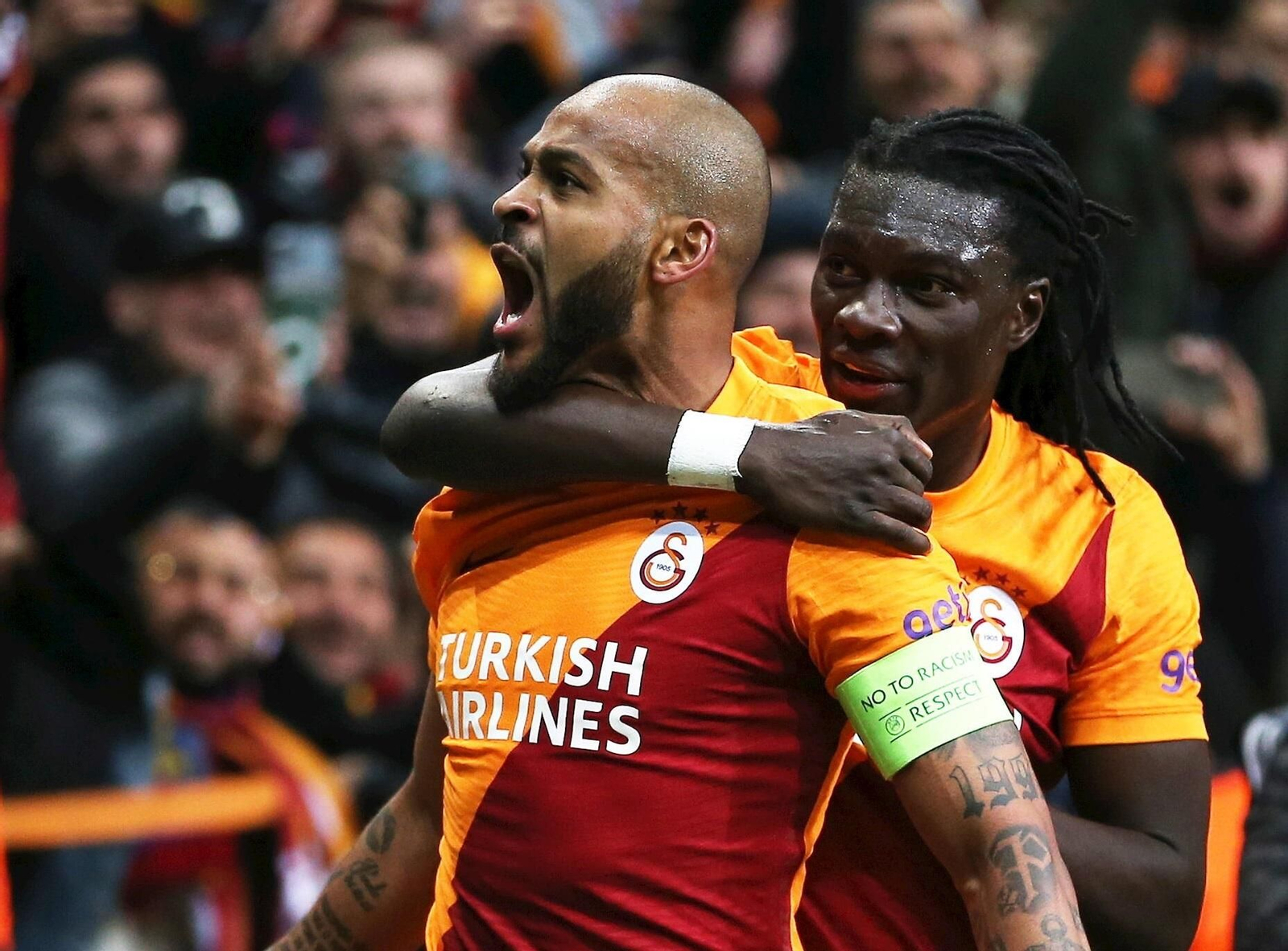 Marcao celebra un gol agarrado por Gomis con el Galatasaray.