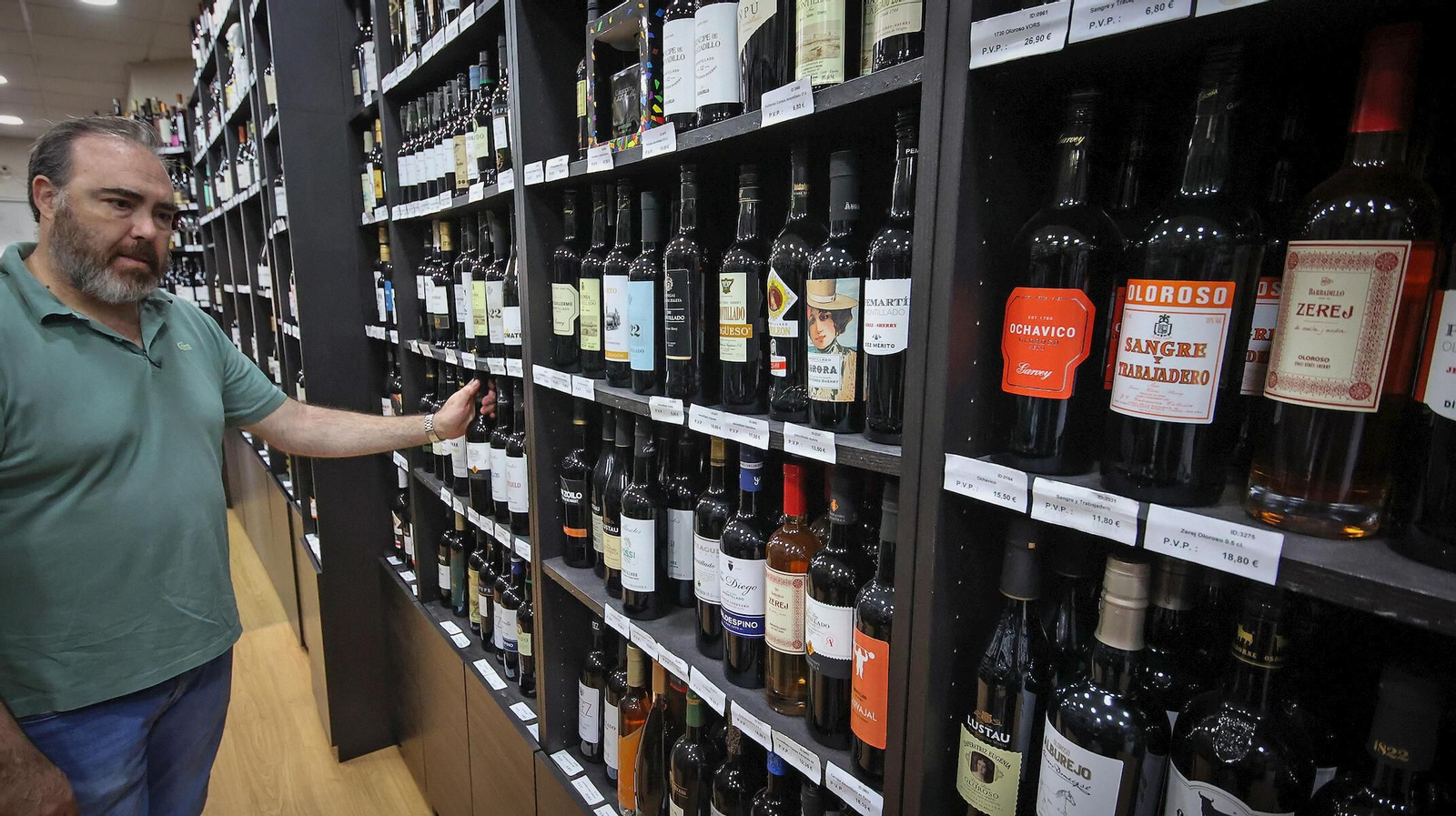 Botellas de vino de Jerez en una tienda especializada del centro. Botellas de vino de Jerez en una tienda especializada del centro.