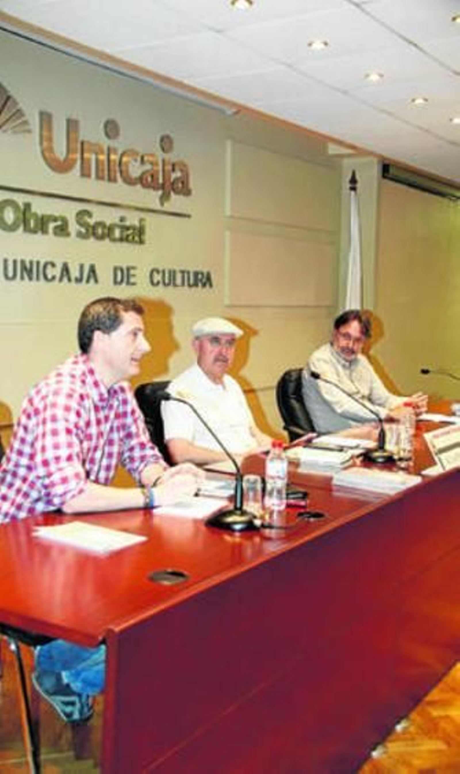 Rafael Juárez acompañado de Ramón Crespo y José Andújar.