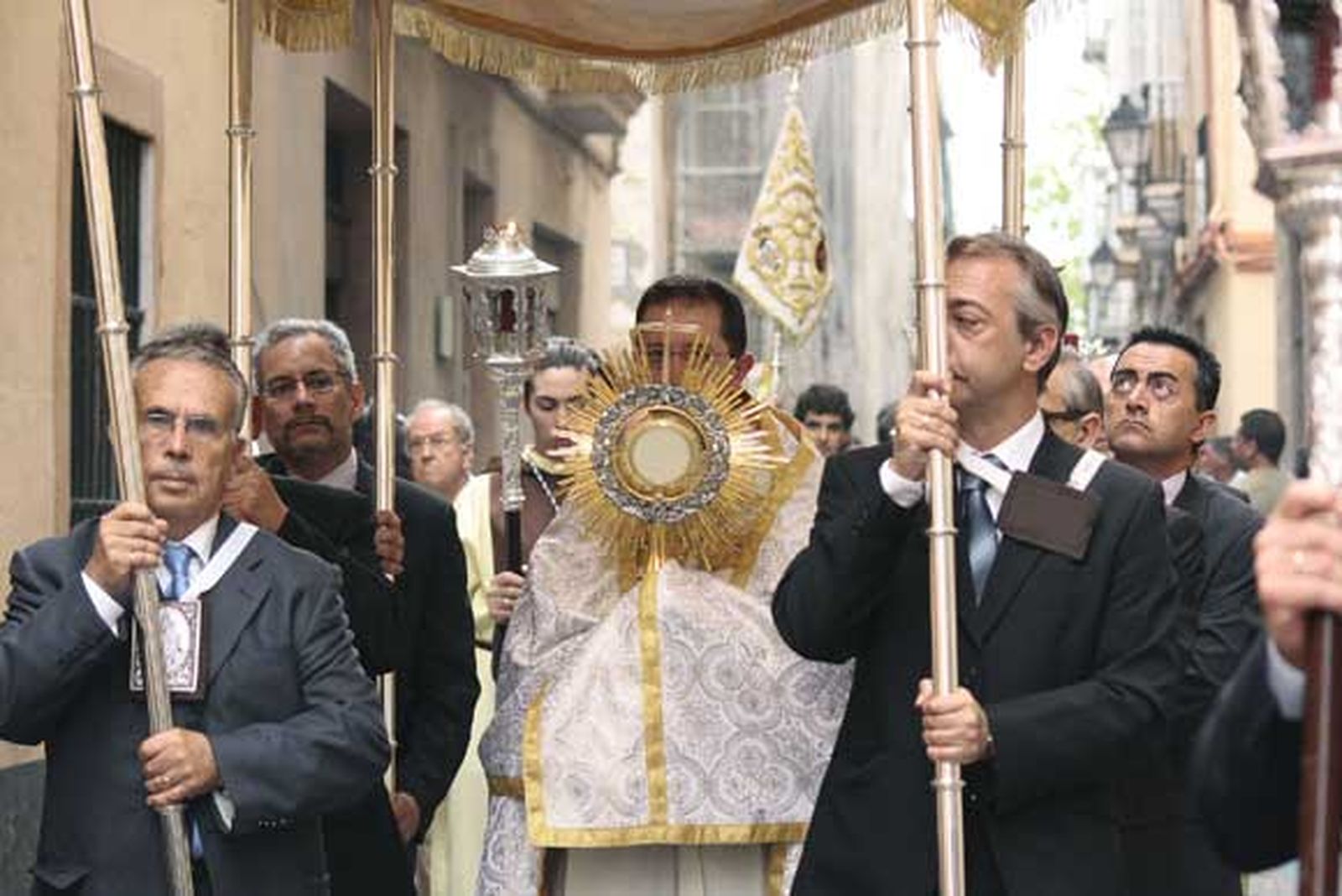El Mentidero, Santa María y La Viña vivieron sus procesiones eucarísticas este fin de semana./ Fotos: Almudena Torres

Foto: Almudena Torres