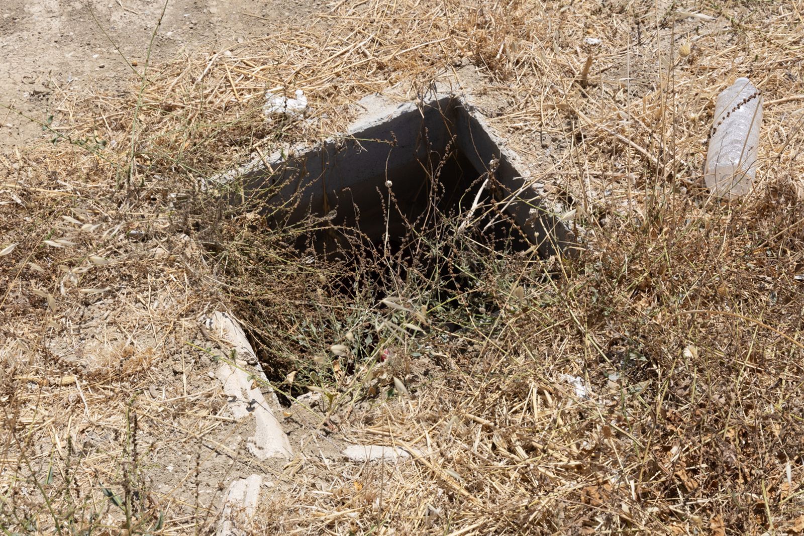 El estado de abandono del parque infantil del Jaén Plaza, en imágenes
