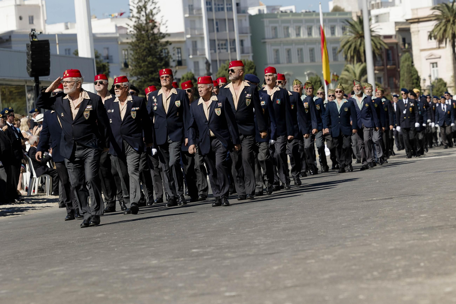 Las imágenes del día del veterano de las Fuerzas Armadas y Guardia Civil en Cádiz.