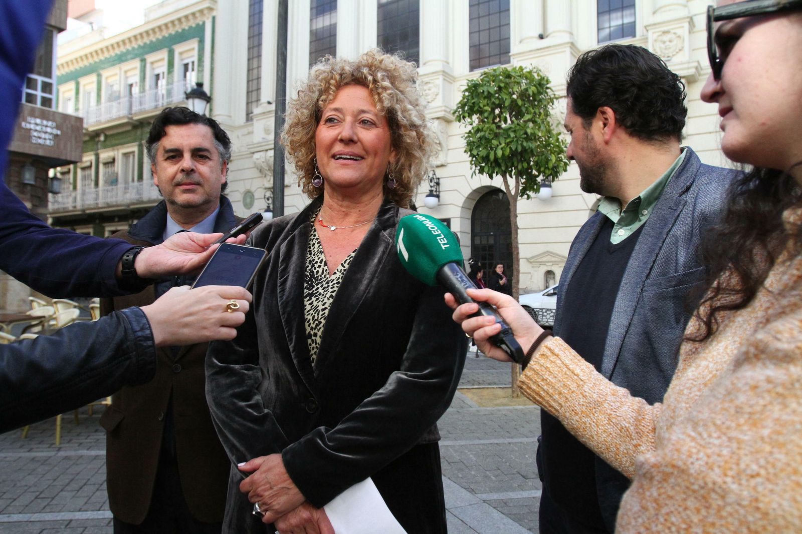 La candidata del PP a la Alcaldía de la capital, Pilar Marín, junto al Gran Teatro.