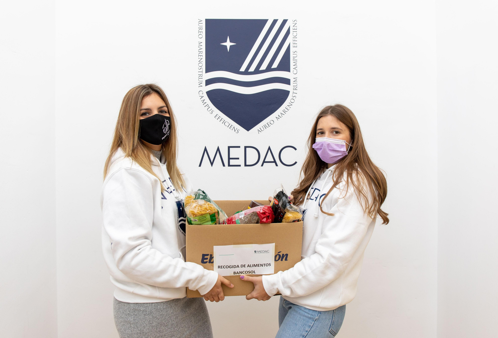 Voluntarias en la recogida solidaria de alimentos del Instituto MEDAC